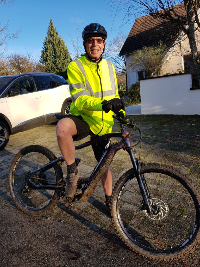 Guy au retour d'une sortie à VTT électrique