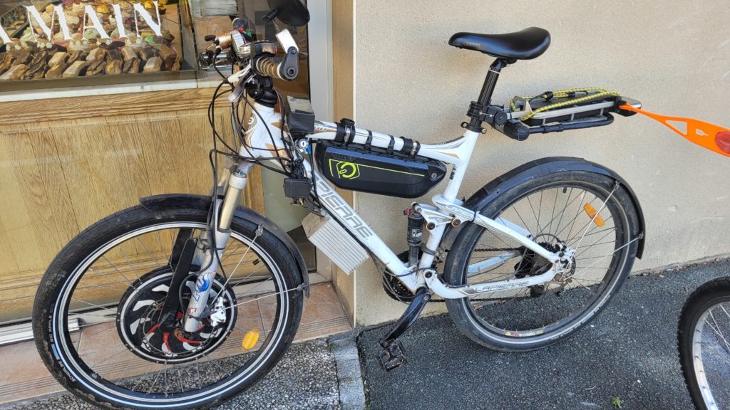 VTT électrifié avec un kit moteur et batterie haut de gamme dans la roue avant